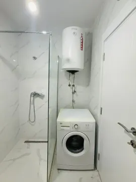 Moderne kupatilo sa tuš kabinom, bojlerom i veš mašinom. - image 6