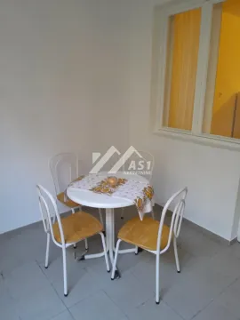 Natkrivena terasa sa okruglim stolom i četiri stolice. - image 6