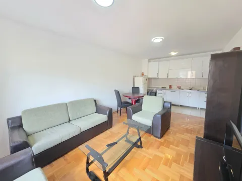 Dnevni boravak sa garniturom i pogledom na kuhinju sa trpezarijom. - image 2