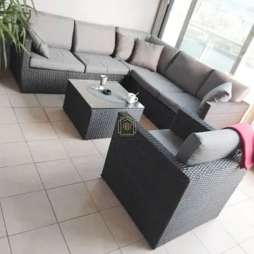 Namještena terasa sa garniturom za sjedenje i stolićem. - image 2