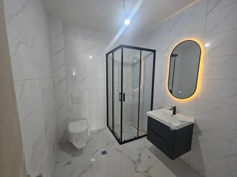 Moderne opremljeno kupatilo sa tuš kabinom i umivaonikom. - image 2