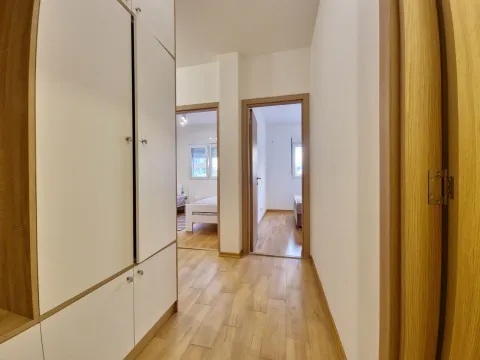 Rent, two bedroom apartment, 64m², Budva, Crna Gora - image 11