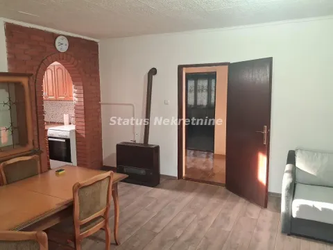 Dnevna soba sa trpezarijskim stolom i peći na drva. - image 10