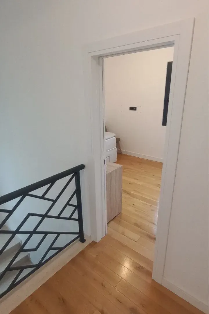 Izdavanje, kuća, 180m², Gornja Gorica, Podgorica