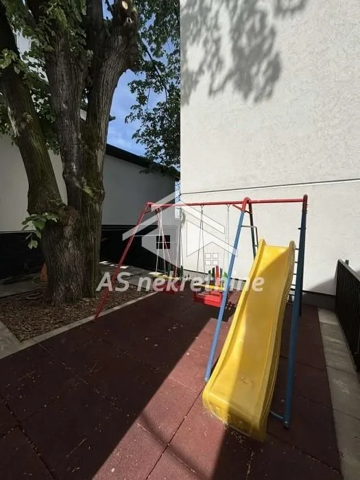 Izdavanje, stan, 200m², Senjak, Beograd