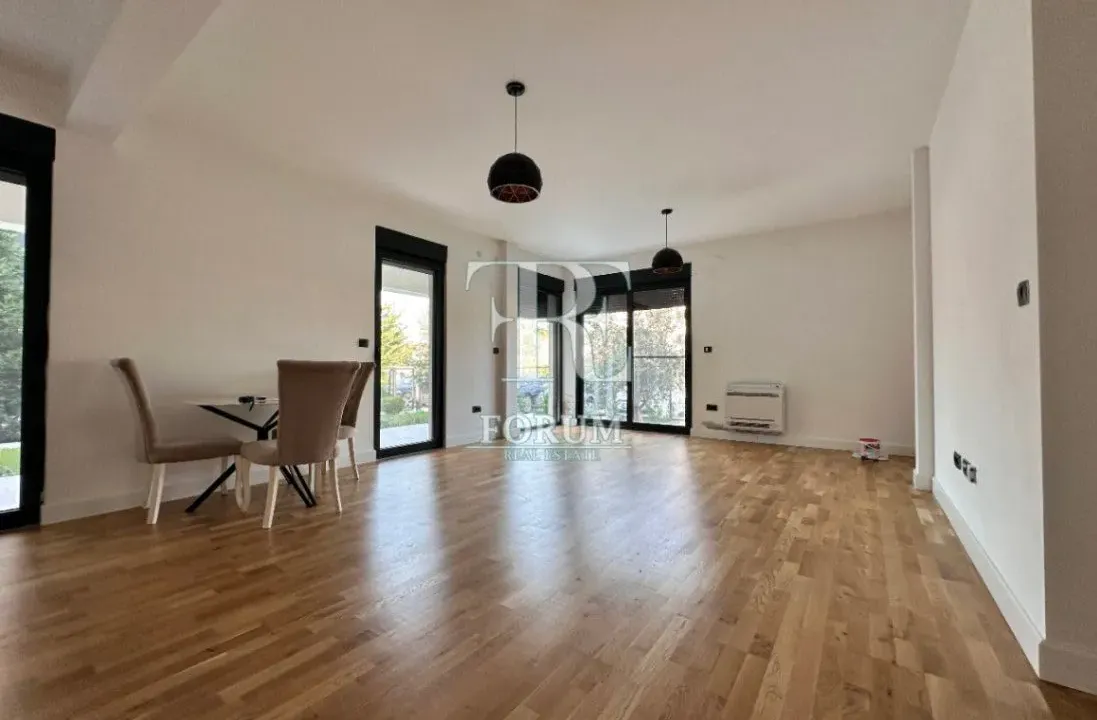 Izdavanje, poslovni prostor, 100m², Blok 9, Podgorica