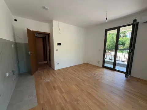 Prazna soba sa parketom i izlazom na balkon. - image 4