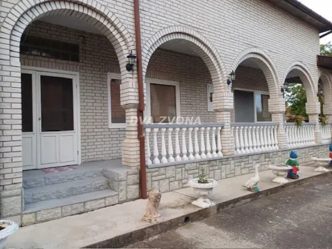 Prodaja, kuća, 192m², Novi Bečej, Zrenjanin - image 1