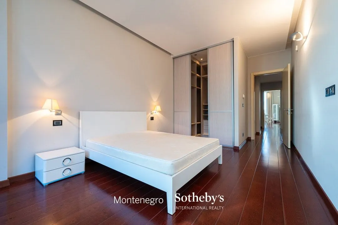 Rent, three bedroom apartment, 204m², Kod Capital Plaze, Podgorica