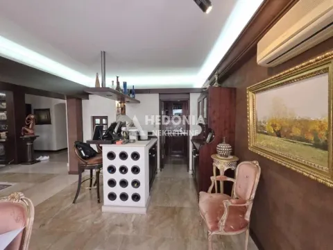 Dnevna soba sa šankom i prostorom za sedenje. - image 6