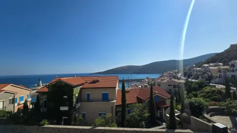 Pogled na more i okolno naselje sa mediteranskom arhitekturom. - image 15
