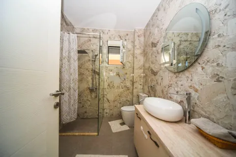 Bathroom equipped with a washbasin, shower cabin, and sanitary fixtures. - image 7