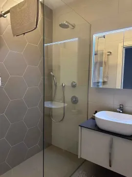 Savremeno opremljeno kupatilo sa tuš kabinom i umivaonikom. - image 14