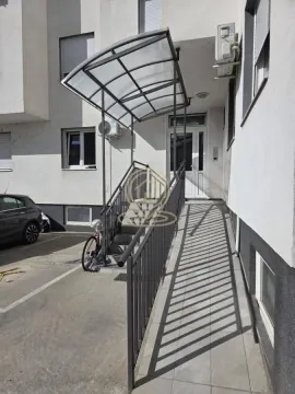 Ulaz u zgradu sa stepeništem, rampom i nadstrešnicom. - image 13