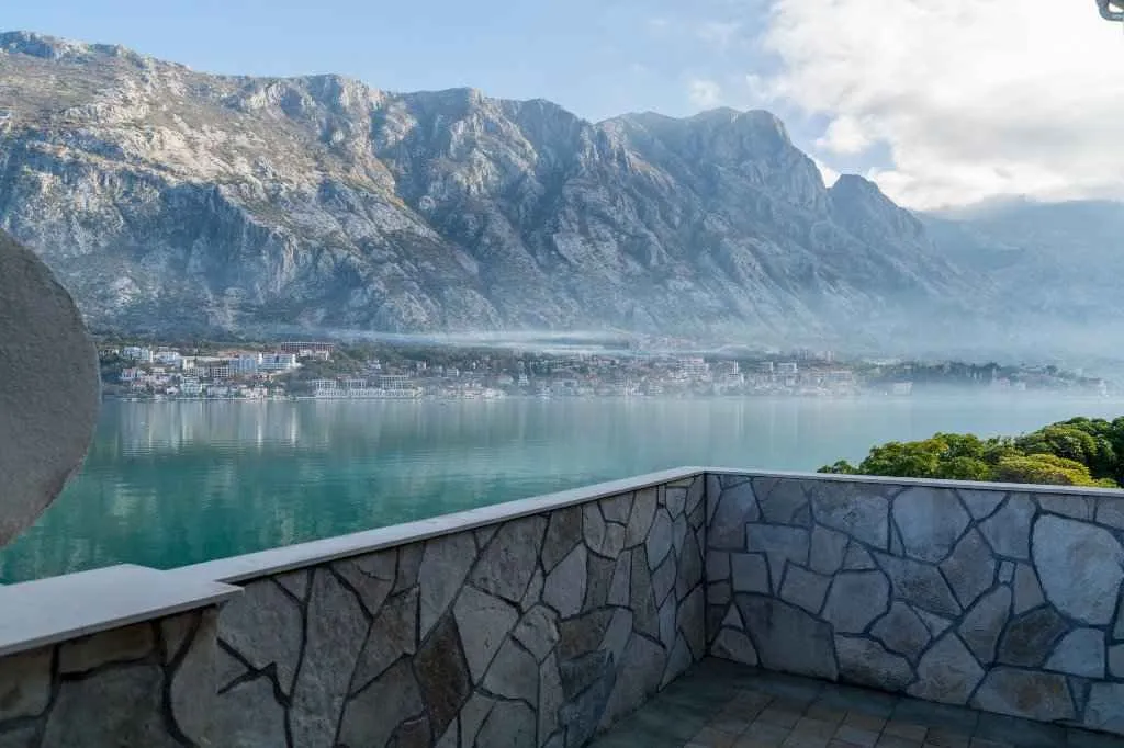 Prelijep pogled na more i planine sa kamene terase.