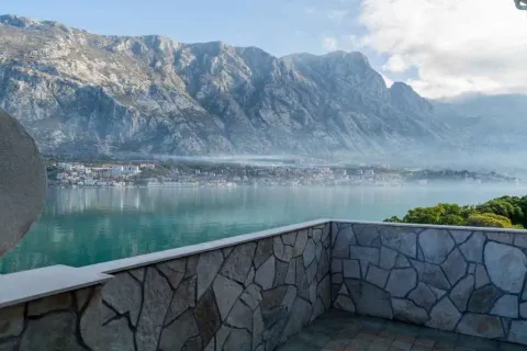 Prelijep pogled na more i planine sa kamene terase. - image 20
