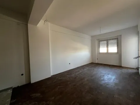 Neopremljena prostorija u fazi renoviranja sa bijelim zidovima i prozorom. - image 2