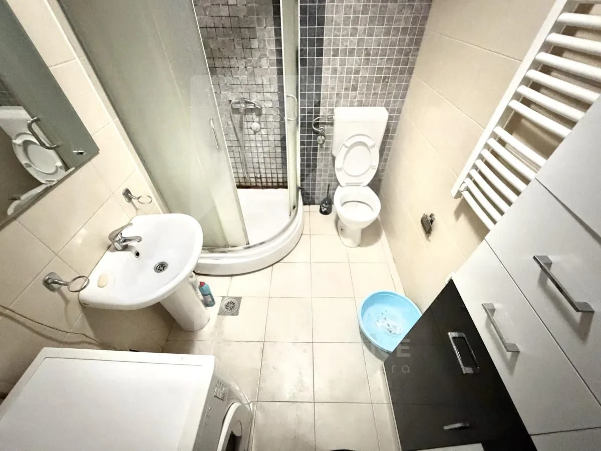 Kupatilo opremljeno tuš kabinom, umivaonikom i wc šoljom.