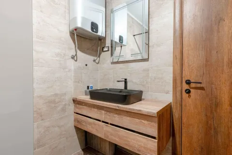 Moderne kupatilo sa umivaonikom, ogledalom i bojlerom na zidu. - image 15
