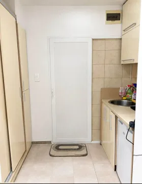 Manja kuhinja sa svijetlim elementima i ugrađenom sudoperom. - image 4