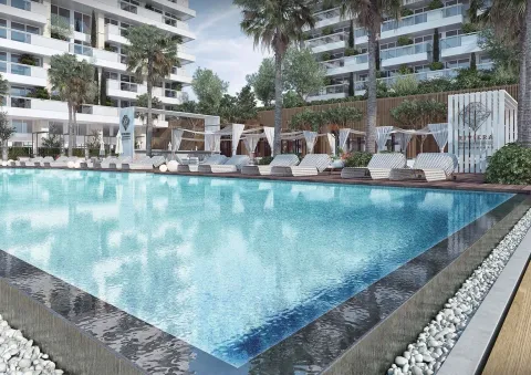 Vanjski bazen sa ležaljkama i palmama ispred stambenog kompleksa. - image 25