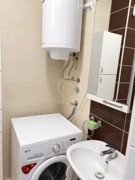 Kupatilo sa veš mašinom, bojlerom, umivaonikom i zidnim ormarićem sa ogledalom. - image 8