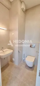 Moderno opremljeno kupatilo sa umivaonikom i wc šoljom. - image 5
