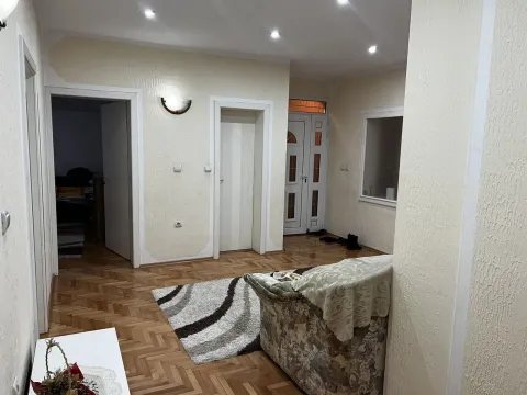 Izdavanje, četvorosoban stan, 150m², Stari Aerodrom, Podgorica - image 7