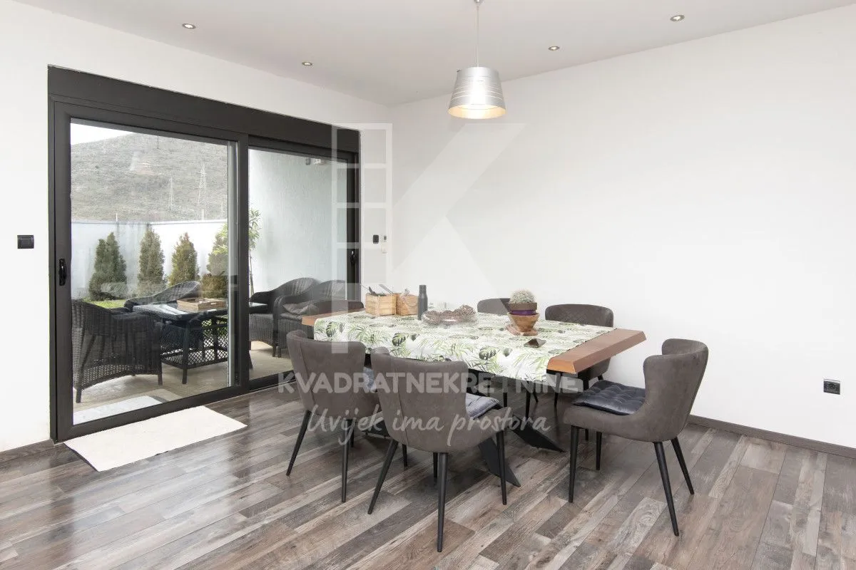 Sale, house, 250m², Tološi, Podgorica