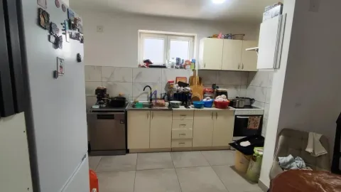 Manja kuhinja sa elementima i tehnikom, vidljivi su tragovi svakodnevne upotrebe i nered. - image 8
