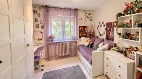 Nameštena dečja soba sa krevetom, radnim stolom i belim garderoberom. - image 5