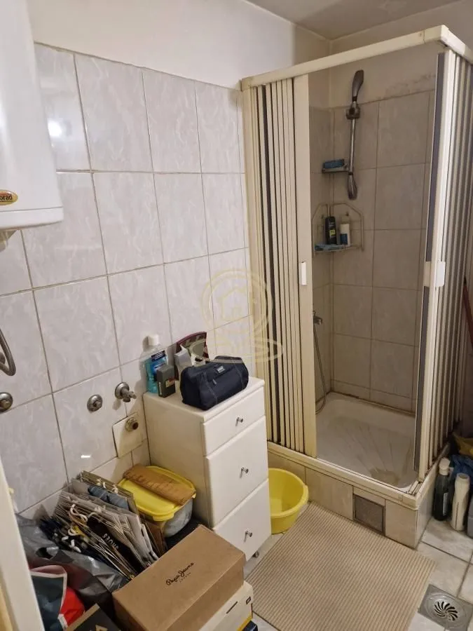 Bathroom with a tiled shower cabin.