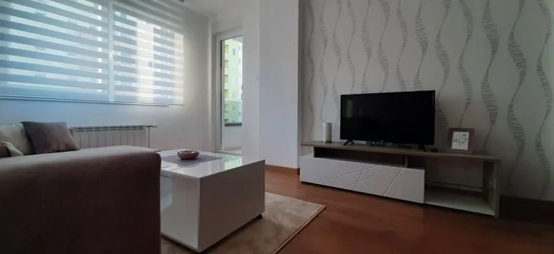 Izdavanje, dvosoban stan, 42m², Rotkvarija, Novi Sad Sve Podlokacije