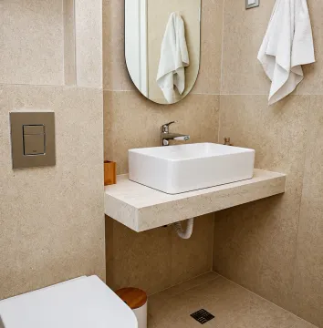 Moderne kupatilo sa umivaonikom i ugradnom sanitarijom u bež tonovima. - image 15