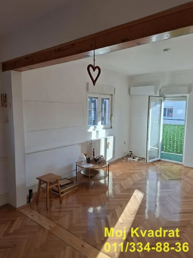 Living room with parquet flooring and access to the terrace.