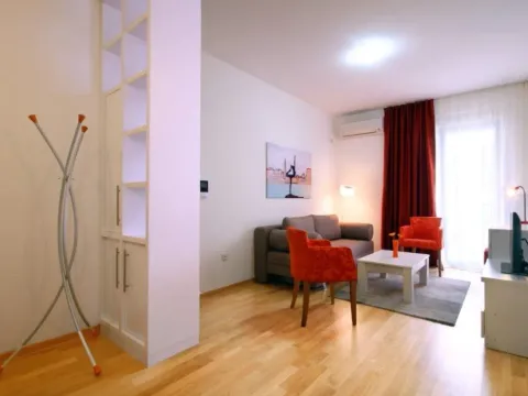 Izdavanje, jednosoban stan, 40m², Stari Grad, Budva