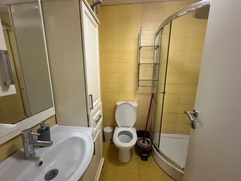 Manje kupatilo sa tuš kabinom, umivaonikom i toaletom. - image 5
