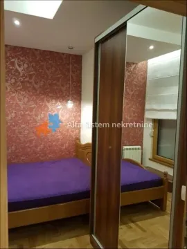 Spavaća soba sa bračnim krevetom i ugrađenim plakarom sa ogledalom. - image 7