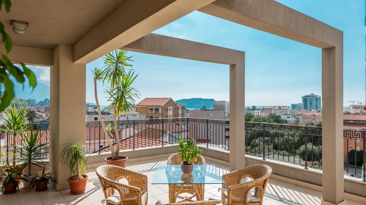 Prodaja, trosoban stan, 215m², Centar, Budva