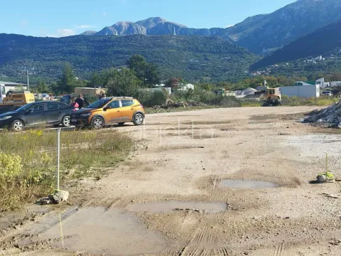 Pogled na plac i okolne planine sa parkiranim automobilima. - image 8