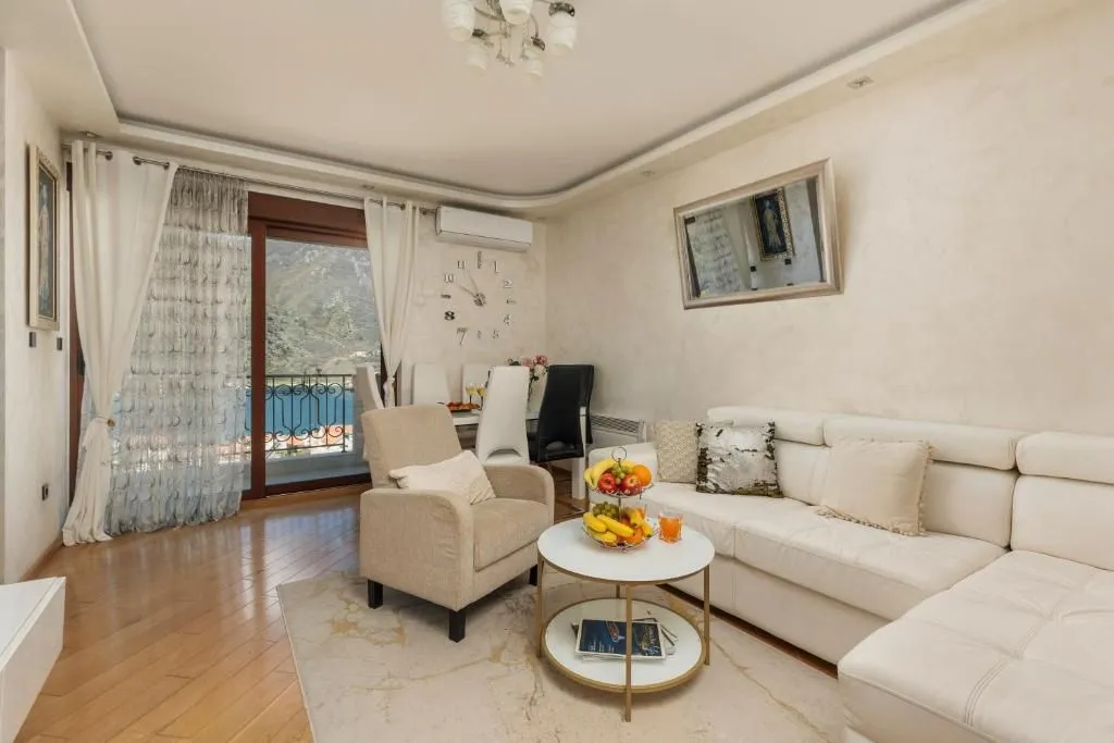 Izdavanje, dvosoban stan, 57m², Dobrota, Kotor