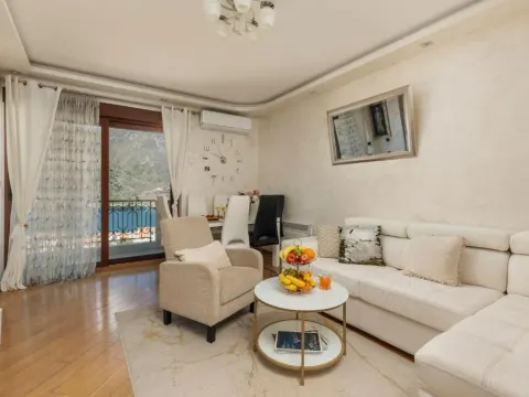 Izdavanje, dvosoban stan, 57m², Dobrota, Kotor - image 7