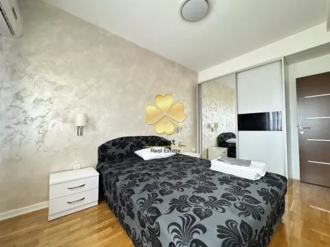 Furnished bedroom with a double bed and built-in wardrobe. - image 12