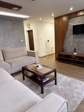 Moderan dnevni boravak sa ugaonom garniturom, drvenim stočićem i TV komodom. - image 3