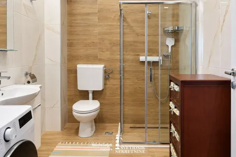 Moderne kupatilo sa tuš kabinom, WC šoljom, umivaonikom i veš mašinom. - image 10