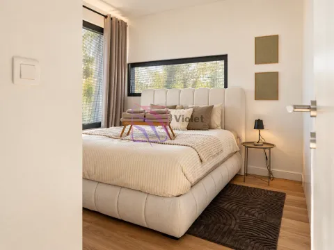 Comfortable bedroom with a large double bed, a bedside table, and windows with blinds. - image 3