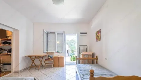 Manja spavaća soba sa krevetom, stolom i izlazom na terasu. - image 16