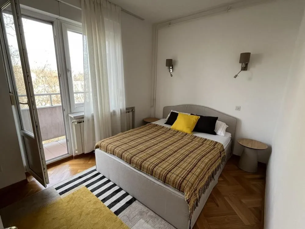 Furnished bedroom with a double bed and access to the terrace.