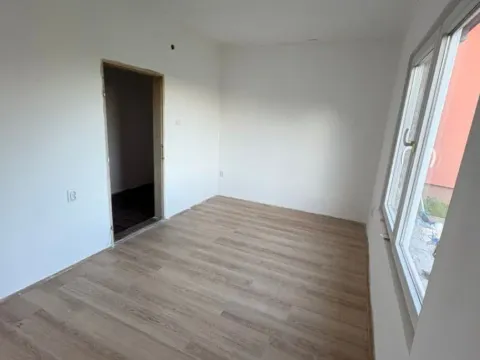 Izdavanje, trosoban stan, 80m², Zemun Ugrinovci, Zemun Sve Podlokacije - image 2