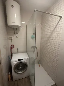 Kupatilo sa tuš kabinom i veš mašinom. - image 7